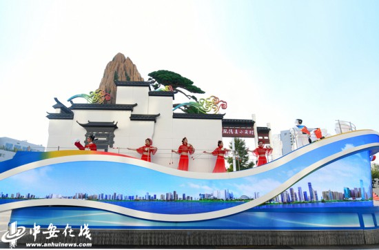 “美好安徽”彩车：展现多姿多彩的徽风皖韵，，，，，，，，奏响争当改革先锋的时代强音
